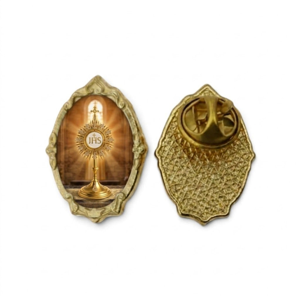 Gold-tone Blessed Sacrament / Santísimo Sacramento lapel pin, front and back on white background