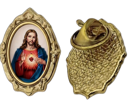 Gold-tone Sacred Heart of Jesus / Sagrado Corazón de Jesús pin, front and back on white background