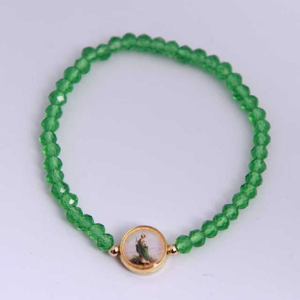 Pulsera de San Judas Tadeo de cristal verde con detalles en tono dorado, vista superior