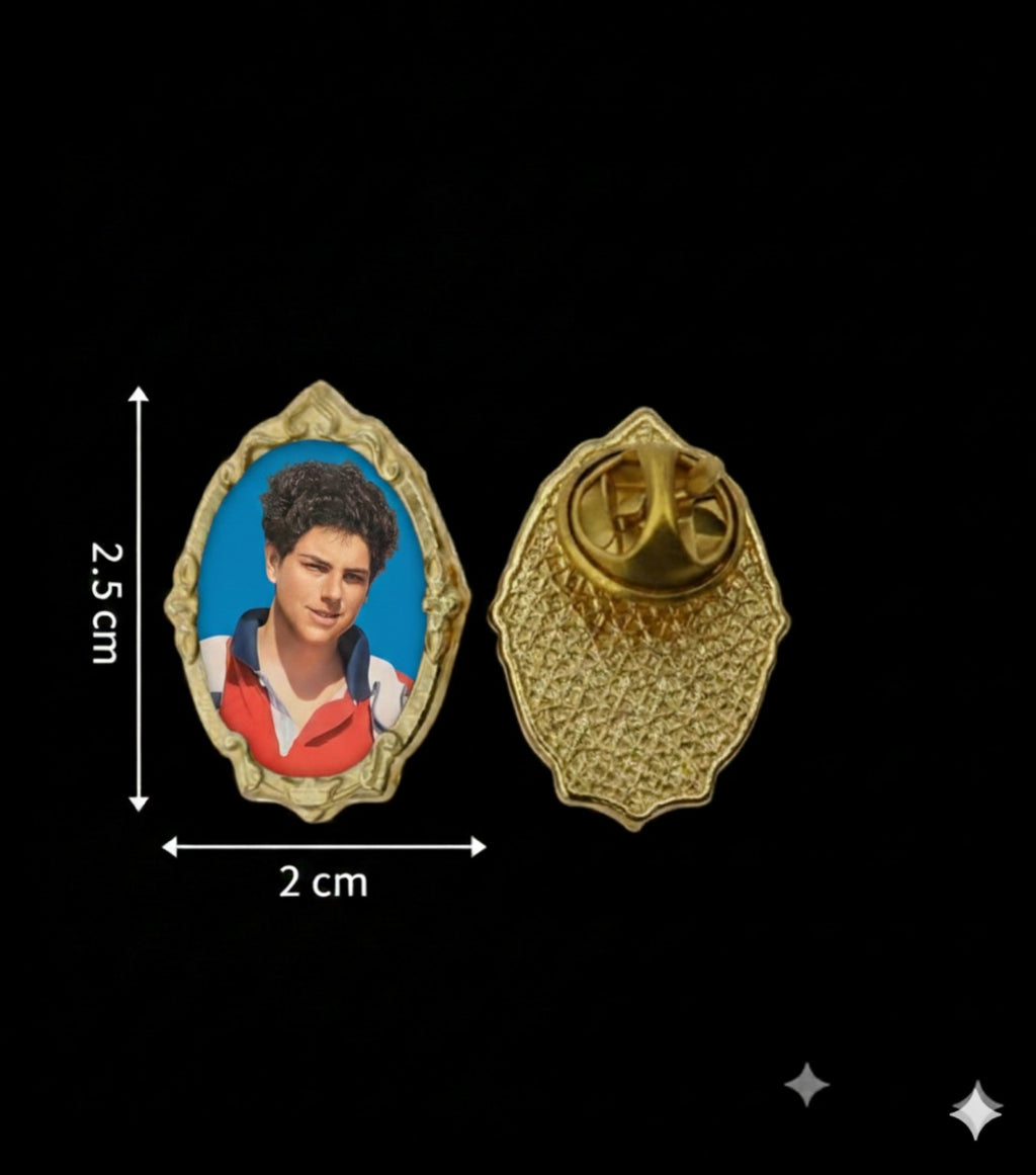 Gold-tone St. Carlo Acutis / San Carlo Acutis lapel pin, front and back, 2.5 x 2 cm